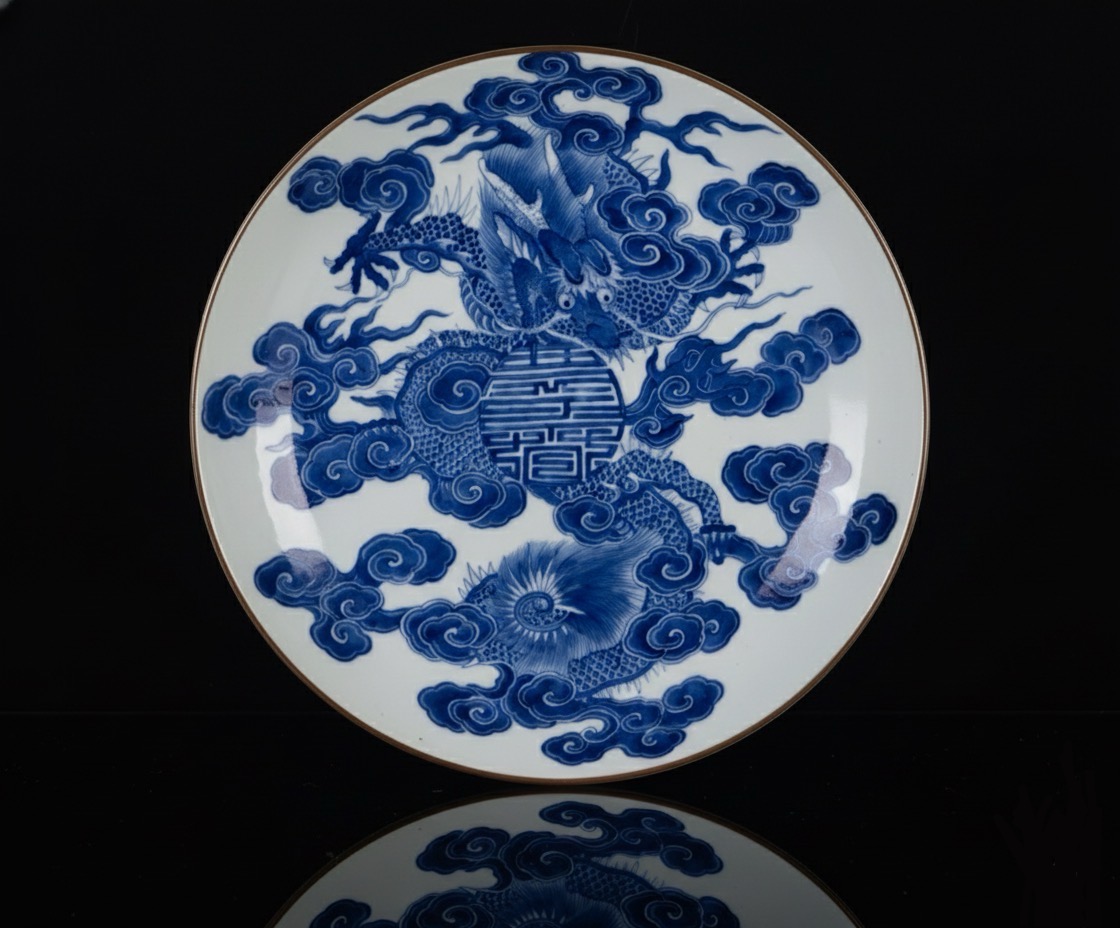 Assiette impériale expertisée par Bastien Larnaud en 2024 – record mondial pour un bleu de Hué. Assiette impériale expertisée par Bastien Larnaud en 2024 - record mondial pour un bleu de Hué.